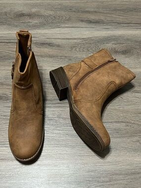 Baretraps Women's 9.5 Wide Tansy Ankle Boots Brown Faux Leather Side Zip Buckle